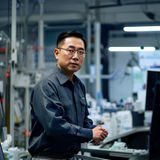 陈明远面料工程师实验室工作照，专业严谨